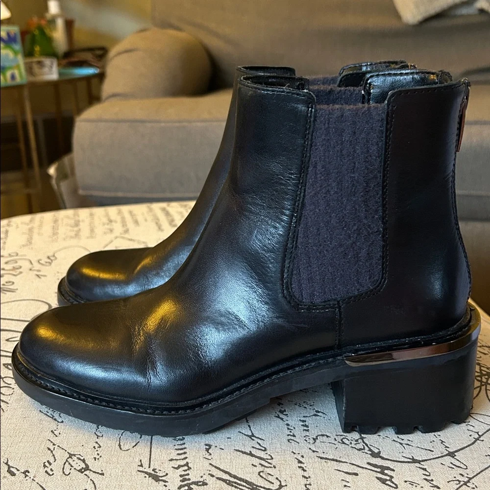 Vince Camuto Kelivena Black Leather Chelsea Bootie Size 7.5 Classic Chic - Picture 2 of 13